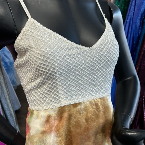 Silk dress Alexis Georgio 5132 Size 2 white w/ multicolored designs short dress - Picture 4 of 5